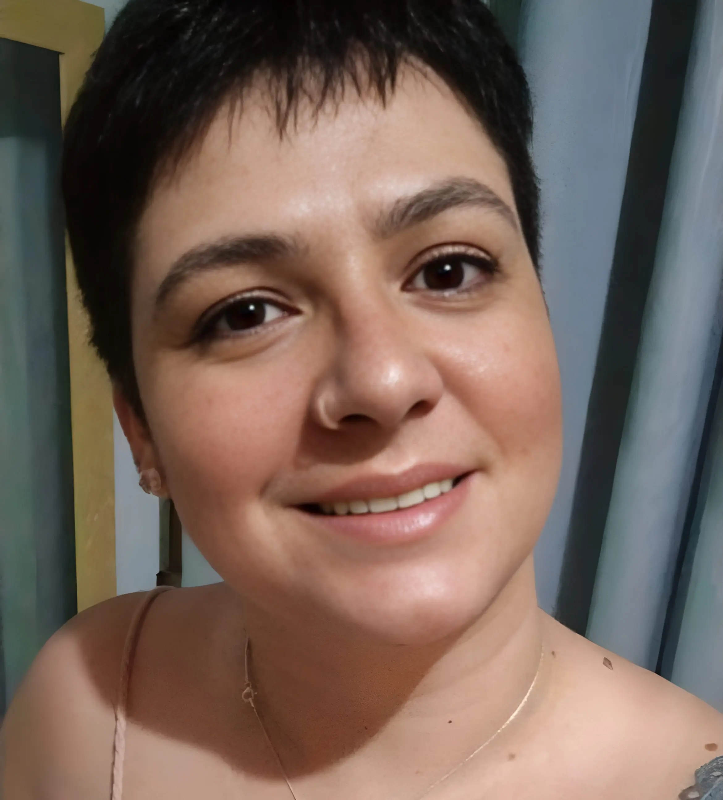 clothing store employee Dyieni